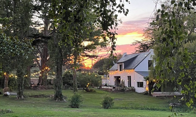 Locmaria Casa | Villa with wooded park, near beach and paths