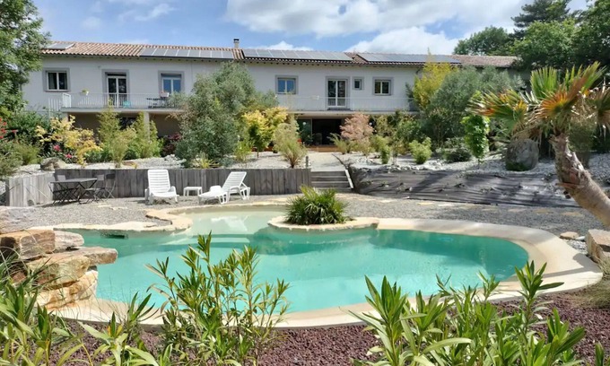 Vaudreuille Villa | Villa 'Zen Et Tropicale' con vistas a la montaña, piscina compartida y Wi-Fi