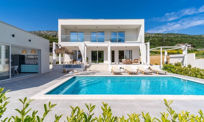 Tugare Villa | Stylish Villa Zen with 4 bedrooms, 32 m2 pool
