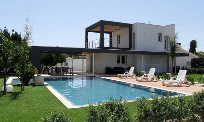 Comiso Villa | Villa Zoe rodeada de vegetación con piscina