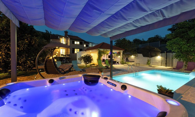 Srinjine Casa | Villa Zrincy near Split: heated pool, hot tub, all bedrooms are air conditioned.