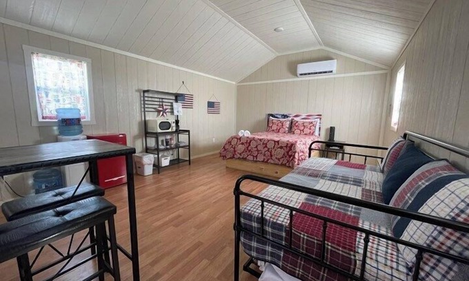 Whitehall Cabina | Village Cabin #1 sleeps four