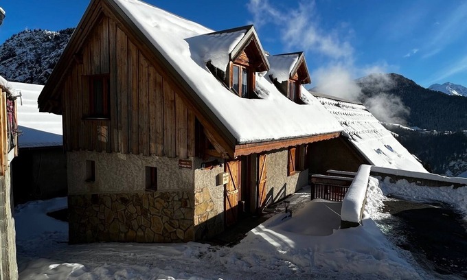 Huez-en-Oisans Chalet De Esquí | Village chalet with sauna 200 m from the slopes in the heart of Huez