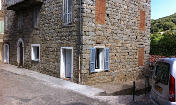 Sainte-Lucie-de-Tallano Apartamento | Village Apartment
