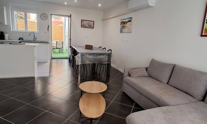 Corneilla-del-Vercol Villa | Village house with courtyard 10 minutes from the beach