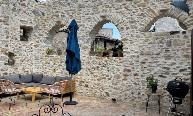 Allegre Les Fumades Casa | casa de pueblo con patio