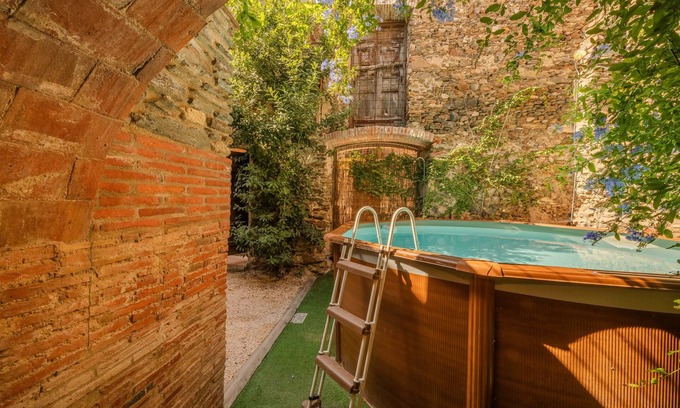 Espolla Casa | Casa de pueblo entre los muros del antiguo Castillo de Espolla. 5 habitaciones