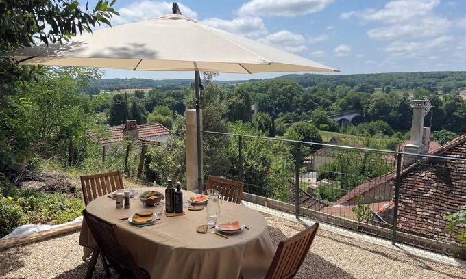 Saint-Capraise-de-Lalinde Casa | Village house overlooks valley