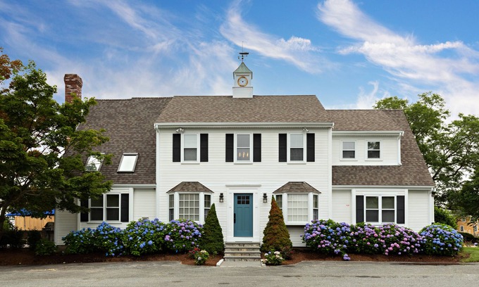Dennis Casa | Village Luxury- Mayflower Beach Private Parking- Sleeps 18