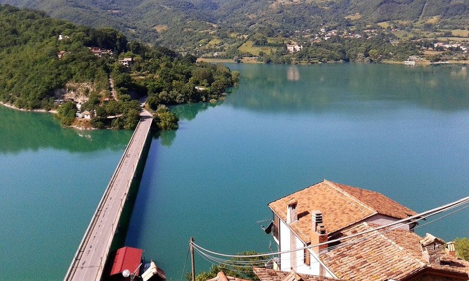 Castel di Tora Apartamento | Pueblo en la casa de vacaciones del lago