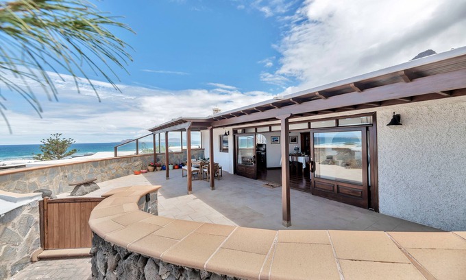 Urbanización Famara Casa | 'Villalmar' con vistas al mar, piscina privada y Wi-Fi