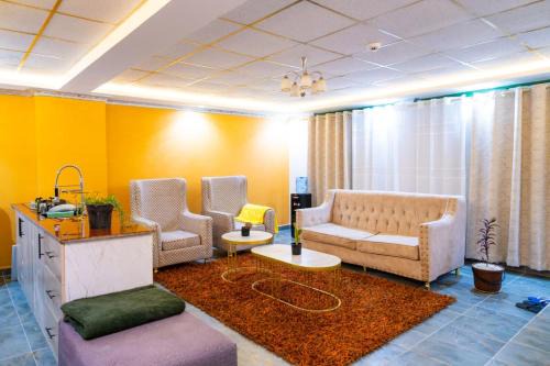 Eldoret Cama Y Desayuno | VillaromAfrica Staycations-Gold Suite