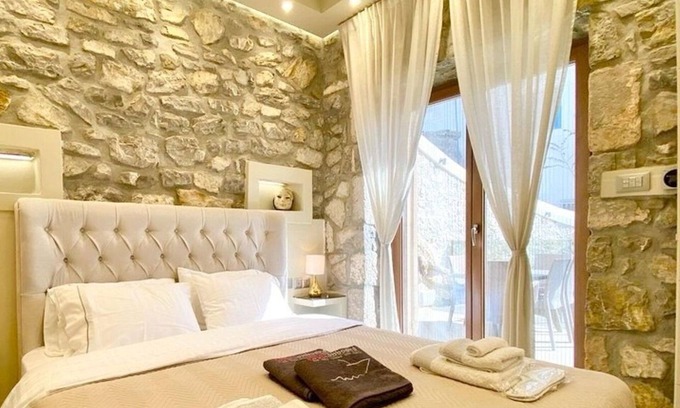 Kilada Casa | Villasonboard Rock Villa 3bed Jacuzzi Seaside