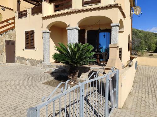 Badesi Apartamento | Villetta con portico e giardino privato, affacciata sulla valle e con vista mare parziale