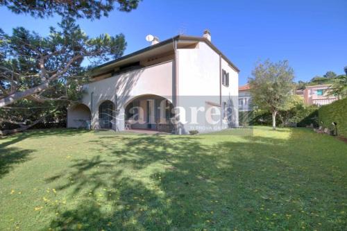 Castiglione della Pescaia Apartamento | Villetta Ciro, 3 camere, giardino e parcheggio, a soli 50 m dal mare! by Alfareal