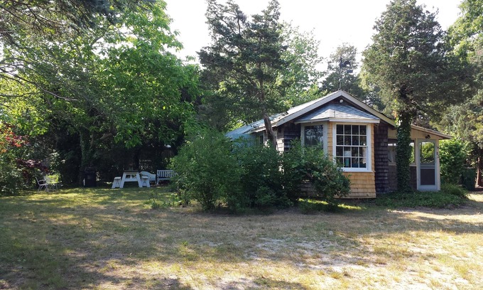East Chop Casa | Vineyard Cottage Charm, a pie de playa, en carril bici, cerca de la ciudad