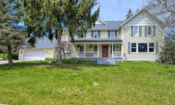 Suttons Bay Otro | Vineyard Views House & Guest House, Suttons Bay - close to Traverse City, Leland