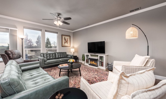 Acampo Casa | Vineyard Vista | Close to Wineries, Lakes, & More! Sleeps 10 w/Hot Tub
