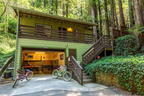 Rio Nido Casa | Vino Velo Retreat! Redwoods! Hot Tub! Fire Table! BBQ! Game Room! Fast WiFi! Dog Friendly!