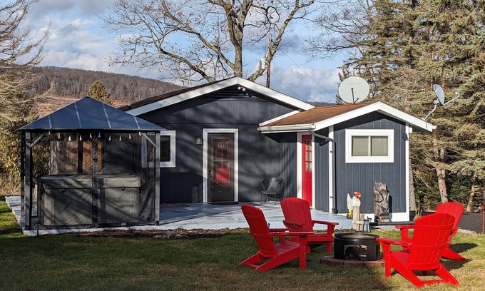 Swanton Cabaña | Vintage 1960s Cardinal Cottage, w/ hot tub, fire pit, and 5 mins from the Lake