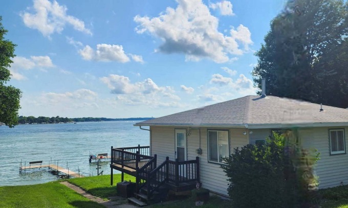 Spirit Lake Cabina | Vintage 2-bedroom cabin in tranquil Spirit Lake with WiFi, AC