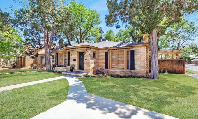 Tech Terrace Casa | Vintage 2-bedroom Gem located in Tech Terrace