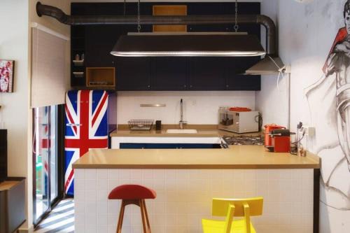 Beirut Apartamento | Vintage 2-BR Apt in Ashrafieh W 24 Power
