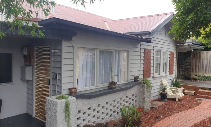 Frankston Cabaña | Vintage 2br Cottage Near Beach