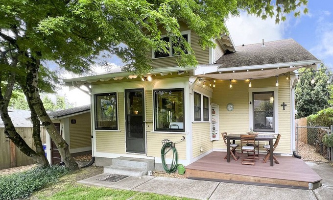 Woodstock Casa | Vintage 3BR/2BA home in desirable Woodstock neighborhood