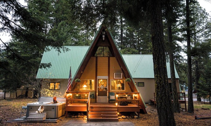 Cle Elum Cabina | Vintage A-Frame: Hot Tub, EV Charger, Lake access, King bed, BBQ
