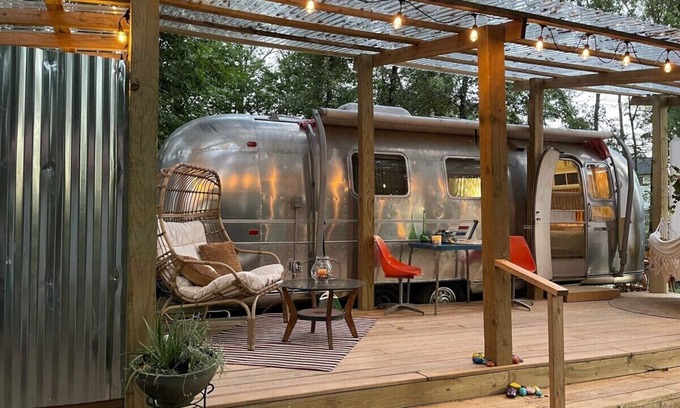 Berryville Casa | Dream Weaver Vintage Airstream, Hot Tub, Glamping
