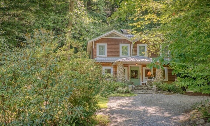 Chimney Rock Casa | Vintage and charming cabin with stone fireplace