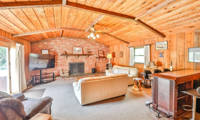 Hensonville Casa | VINTAGE ART WINDHAM HOUSE WITH BAR, HOT TUB, FIREPLACE 5 MIN TO SKI
