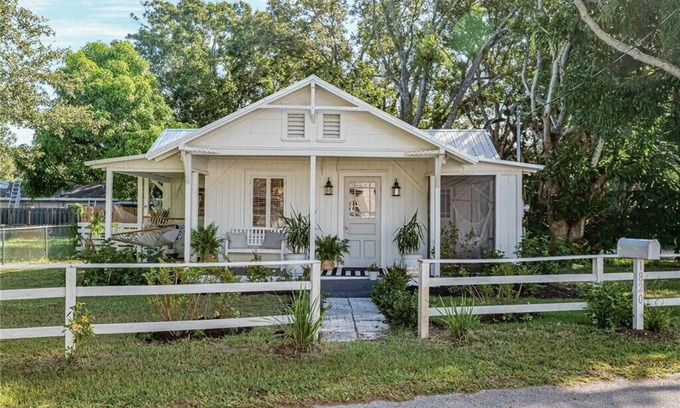 Vero Beach Cabaña | Vintage Beach Cottage with Cozy Vibes and cute Separate Casita. Pet Friendly!