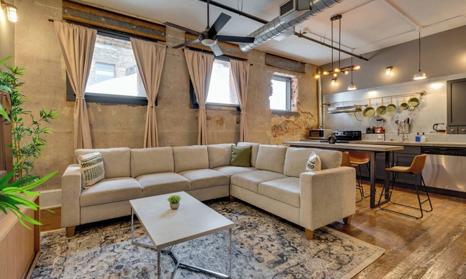 Central City Apartamento | Vintage Boho Retreat | Covered Parking | Gym | DT