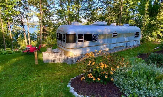 Valois Casa | Vintage Camper Overlooking Seneca Lake