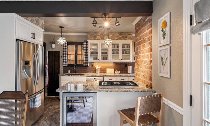 Florence Park Cabaña | Vintage Charm at Ivy Cottage with separate hot tub hangout, pickleball!