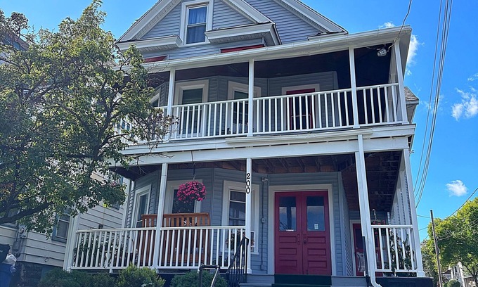 Westside Apartamento | Vintage Charm & Modern Comfort close to restaurants, bars, coffee shops, & parks