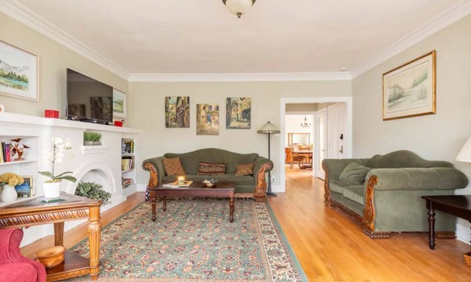 West Ridge Apartamento | Vintage Chicago Gem: The Rockwell Retreat