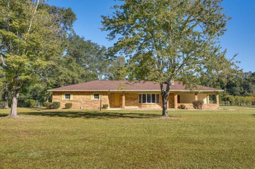 Chipley Casa | Vintage Chipley Getaway on Large Private Property