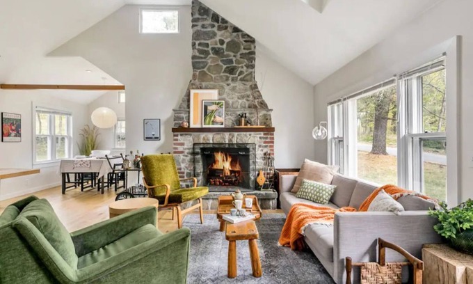 Hollowville Cabaña | Vintage Country Home with Games, BBQ & Trails, & 20 Min to Hudson