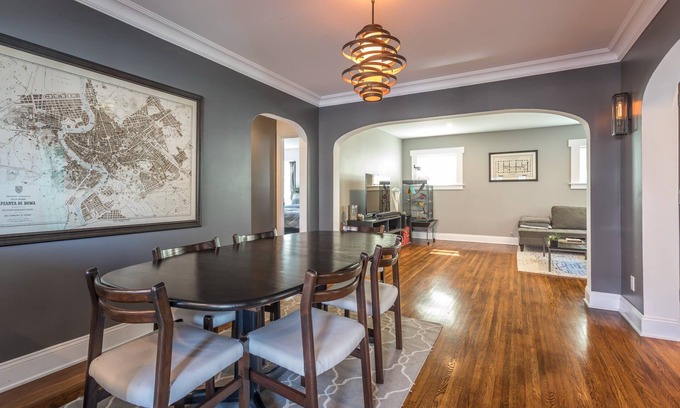 Mid-Wilshire Casa | Vintage Craftsman en Walking Neighborhood