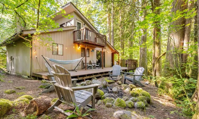 Rhododendron Cabina | Vintage Creekside Cabin, trails, WiFi, wood-stove, 20 min drive to skiing