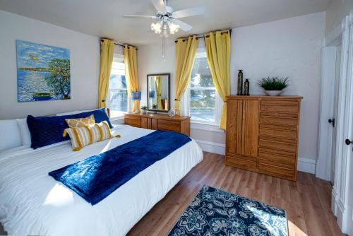 Hartford Apartamento | Vintage downtown flat near Holy Hill, Golf &Ski