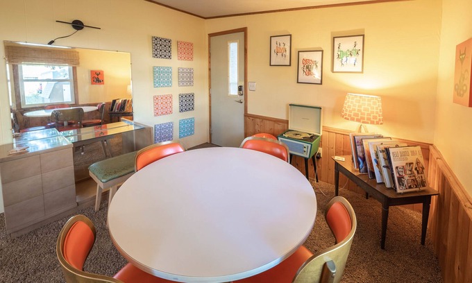 Sioux Falls Casa | Vintage Experience - Mid Century Retro Retreat- 2 Bedroom in Central Sioux Falls