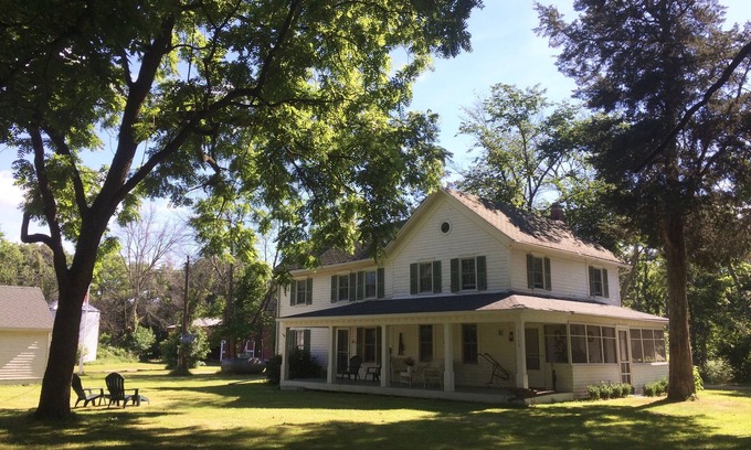 Ottawa Otro | Vintage farmhouse on Fox River reserve - near Starved Rock, canoeing, skydiving.