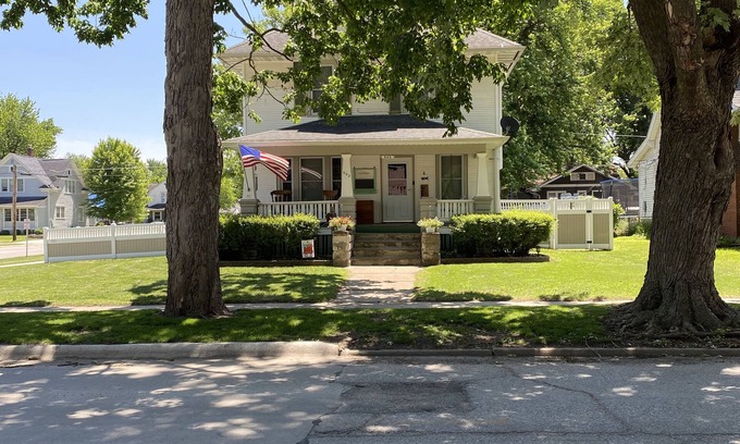Ottumwa Casa | Vintage Farmhouse with Parking right in the City! Family Friendly, Fenced Yard.