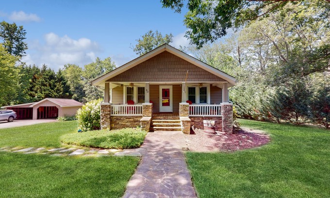 Fletcher Casa | Vintage home with modern updates - near Biltmore, Chimney Rock & Lake Lure