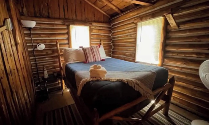 Prudenville Cabina | Vintage Lakefront Log Cabin #2