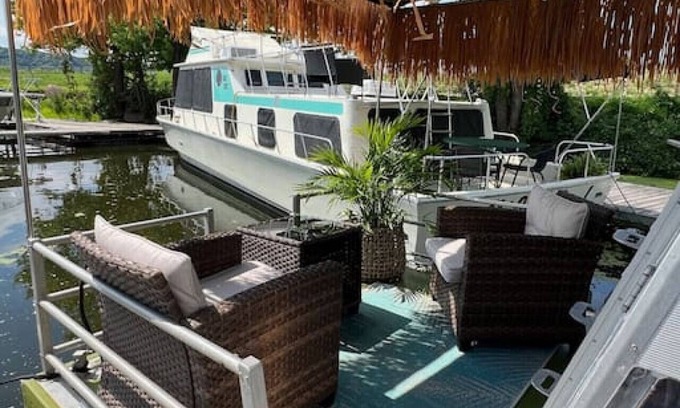 Sabula Alquiler De Eote | Vintage "Minnow for 2" Houseboat